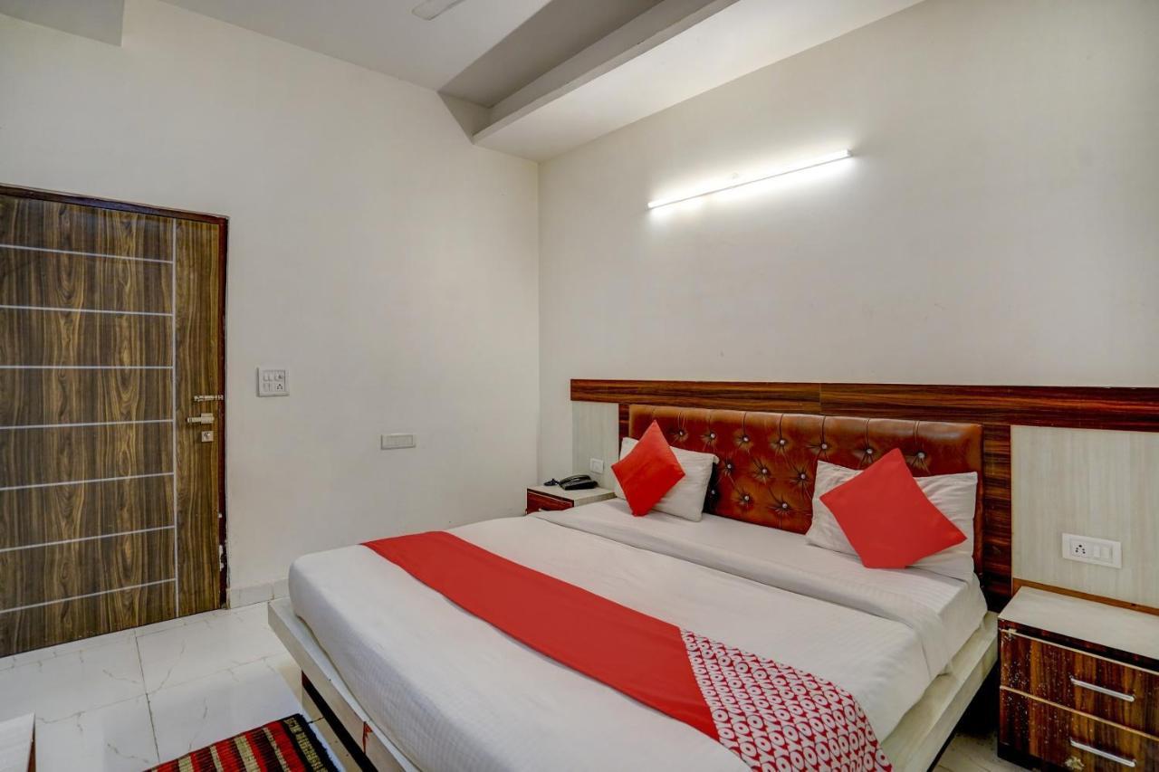 Oyo 78981 The Diamond Nest Нойда Экстерьер фото