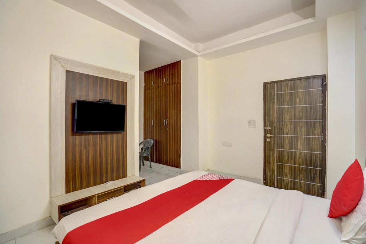 Oyo 78981 The Diamond Nest Нойда Экстерьер фото